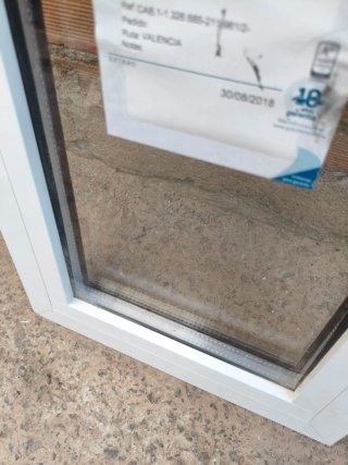 Fijo de aluminio y cristal