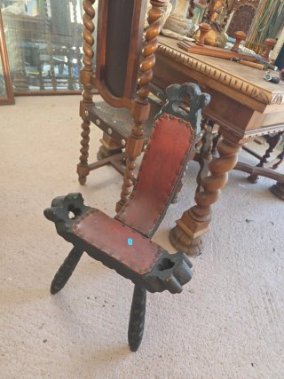 Taburete medieval madera y cuero
