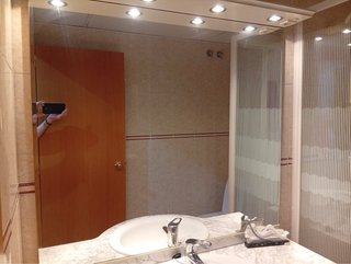 Mueble baño espejo y lavabo mármol