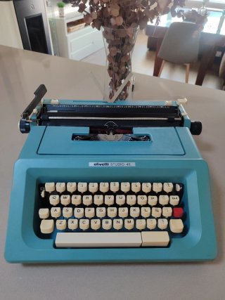 Máquina de escribir Olivetti Studio 46 azul