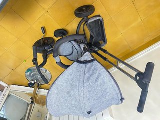 Triciclo infantil con capota y manillar