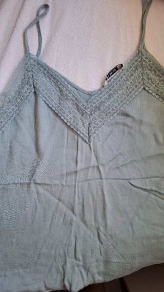 Blusa verde con encaje