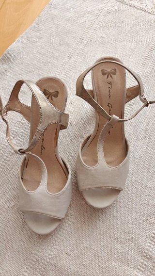Sandalias beige y doradas
