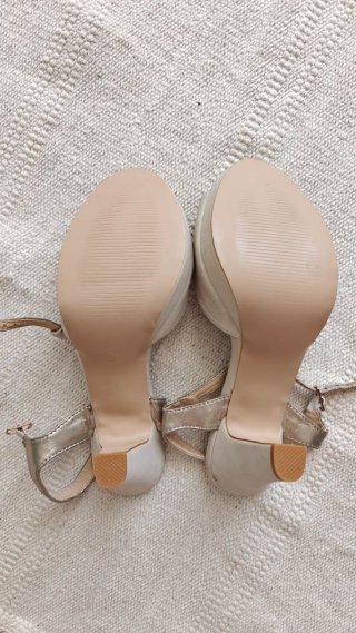 Sandalias beige y doradas