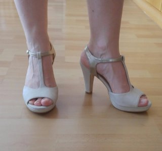 Sandalias beige y doradas