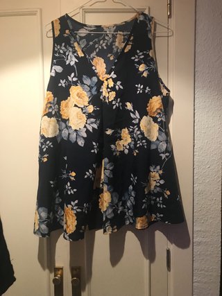 Blusa floral negra y amarilla