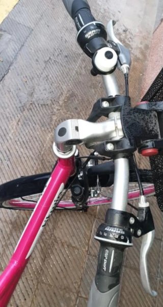 Bicicleta rosa chica con cesta