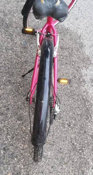 Bicicleta rosa chica con cesta