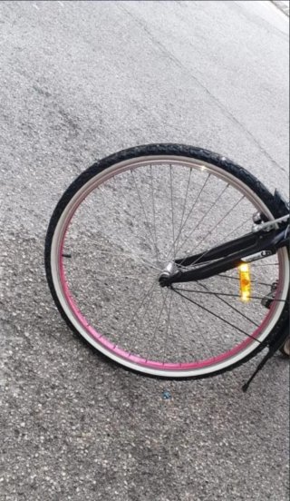 Bicicleta rosa chica con cesta