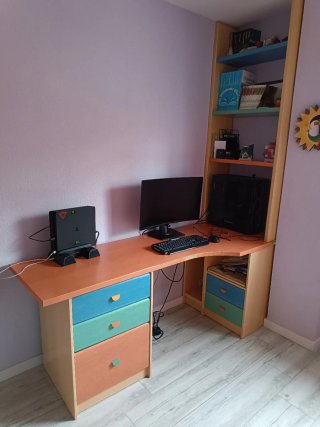 Vendo mesa, cajoneras y estantería de  madera