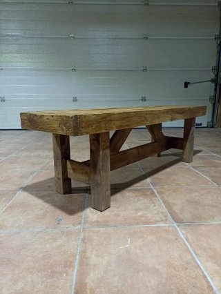 Banquito rústico de madera
