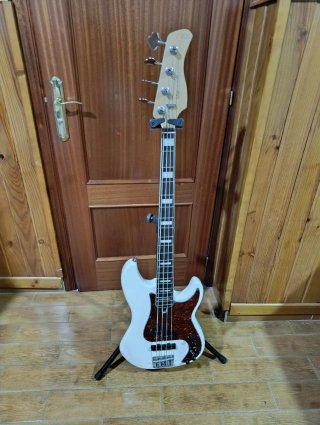 Bajo Marcus Miller P7 2nd Gen Blanco