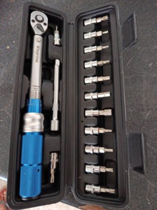Llave dinamométrica con juego de puntas