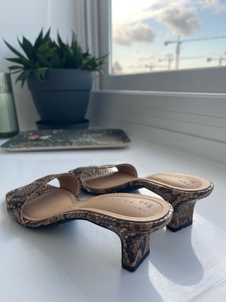 Sandalias tacón bajo