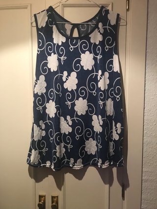 Blusa floral azul y blanca