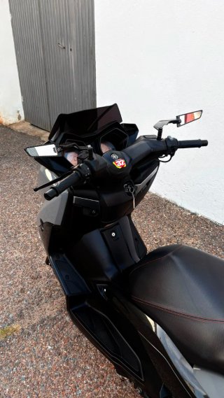 Yamaha XMAX Maxi Scooter Negra y Gris