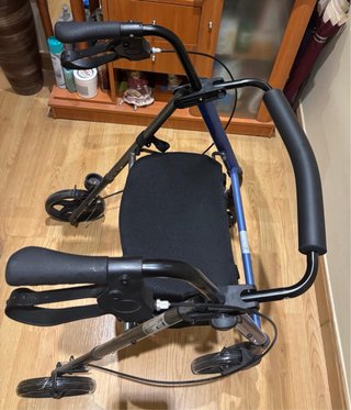 Andador con asiento y cesta