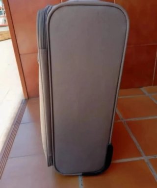 Maleta de viaje beige con diseño