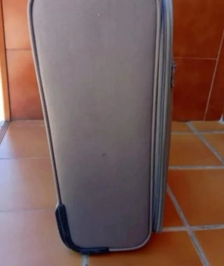 Maleta de viaje beige con diseño