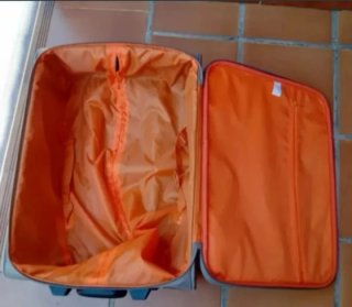Maleta de viaje beige con diseño