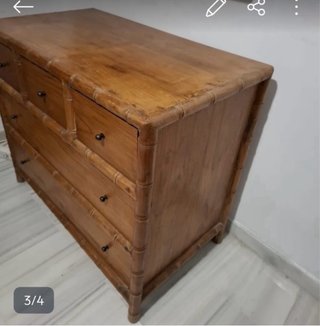 Cómoda de madera vintage con detalles de bambú