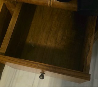 Cómoda de madera vintage con detalles de bambú