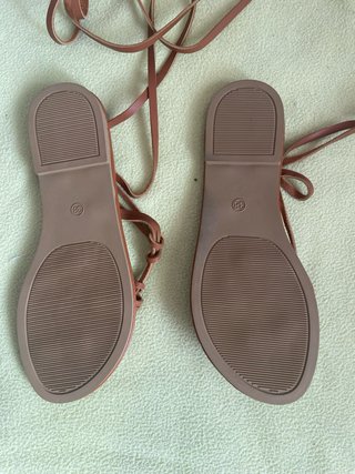 Sandalias planas marrones con tiras