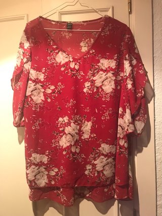 Blusa SHEIN floral roja talla M
