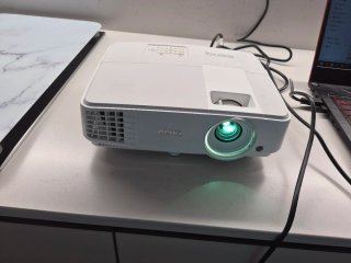 Proyector Benq MX528, làmpara solo con 67h de uso.