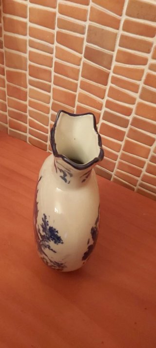 Jarrón cerámico azul y blanco