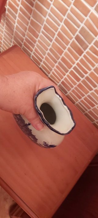 Jarrón cerámico azul y blanco