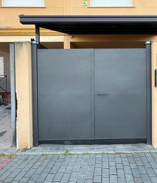 Puerta de garaje gris