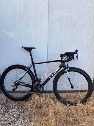 Bicicleta de carretera CUBE negra