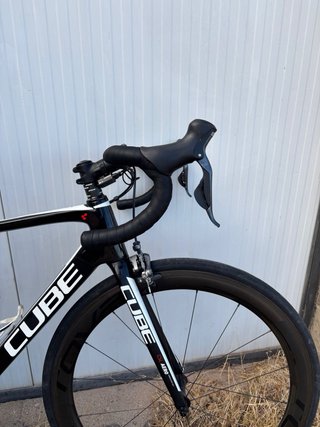 Bicicleta de carretera CUBE negra