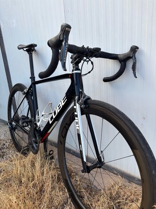 Bicicleta de carretera CUBE negra