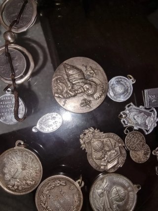 Lote medallas y artículos antiguos