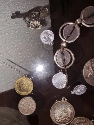 Lote medallas y artículos antiguos
