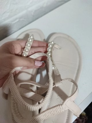Sandalias planas beige con perlas
