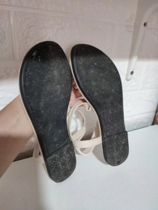 Sandalias planas beige con perlas