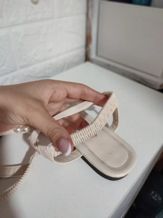 Sandalias planas beige con perlas