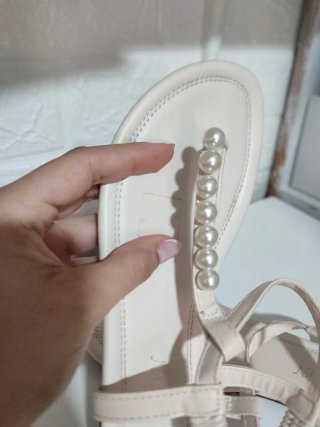 Sandalias planas beige con perlas