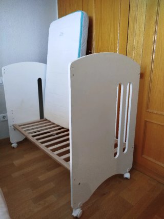 Cuna Micuna bebé sin colchón.