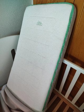 Cuna Micuna bebé sin colchón.