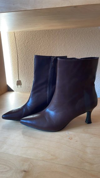 Botines café tacón elegante muy invernales