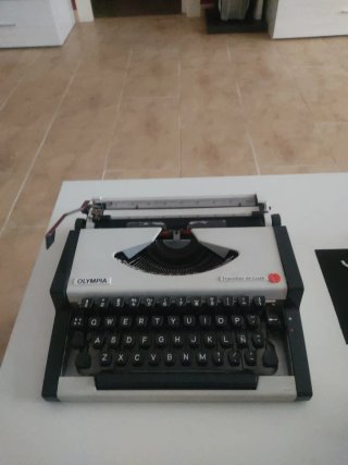Máquina de escribir Olympia Traveller de Luxe