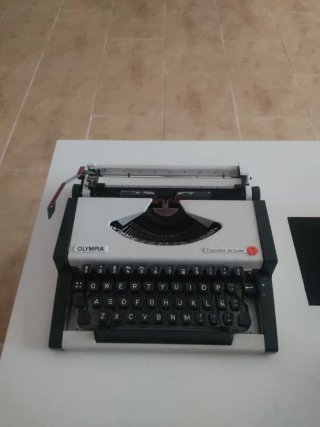 Máquina de escribir Olympia Traveller de Luxe