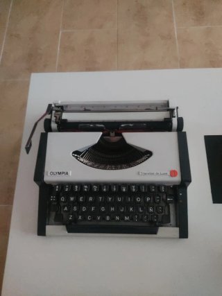 Máquina de escribir Olympia Traveller de Luxe