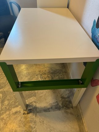 Escritorio infantil Ikea blanco y verde
