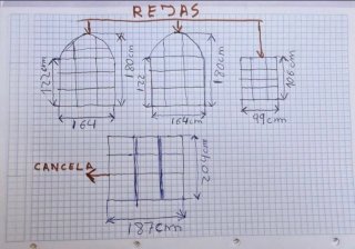 2 rejas metálicas con arco