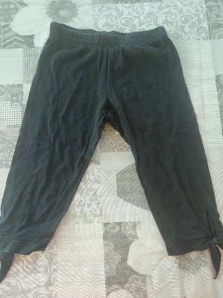 Pantalón pirata negro con lazada